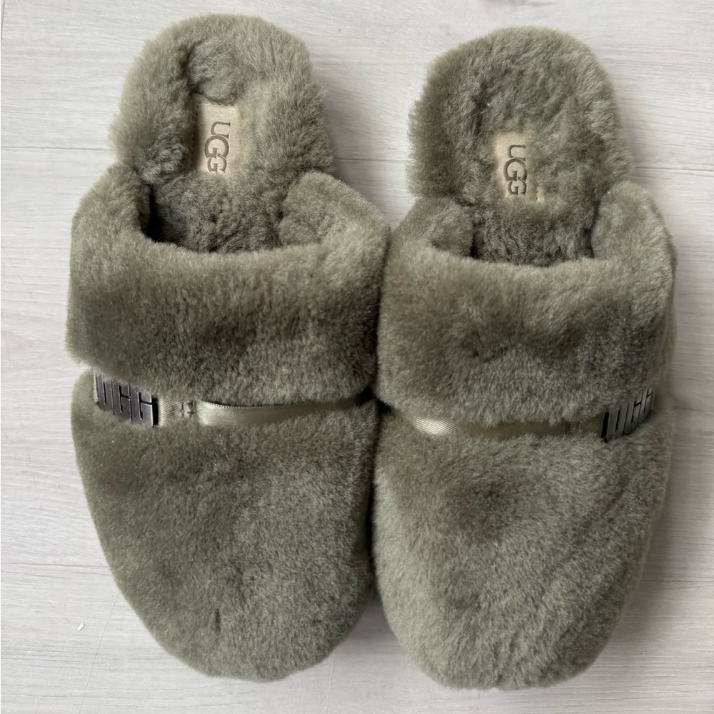 UGG Slippers - Picture 3 of 5